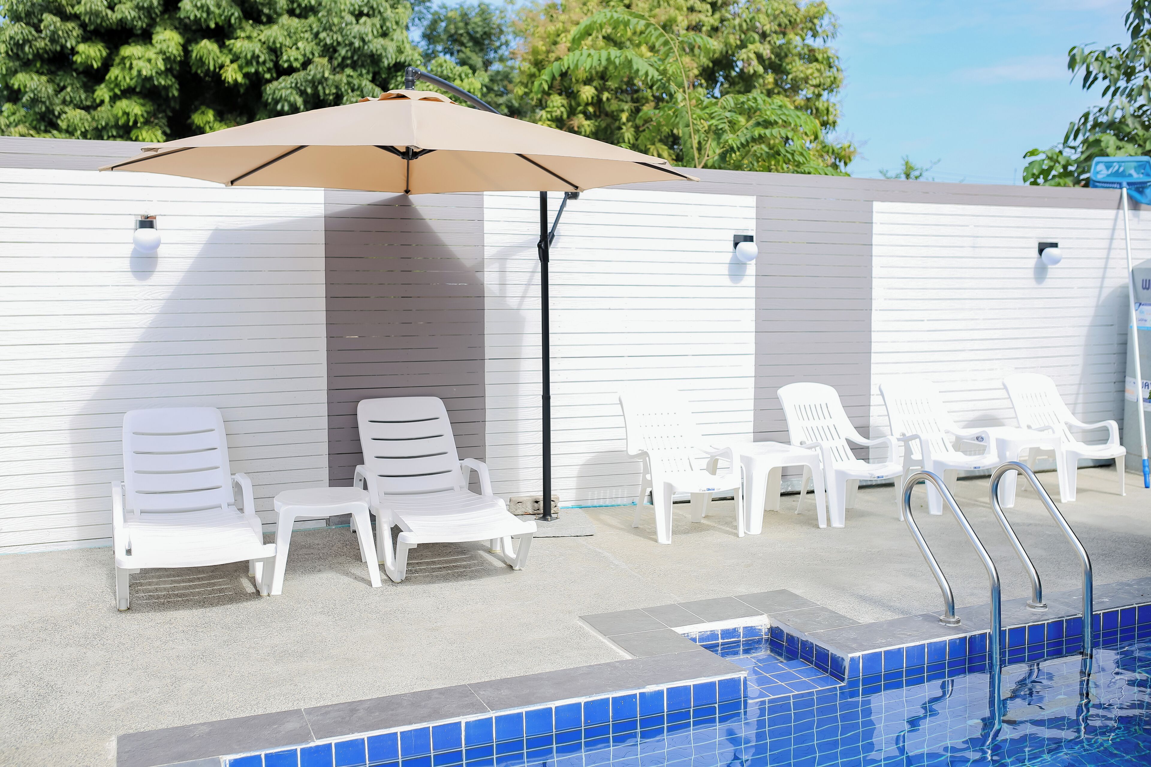 Outdoor pool, pool loungers