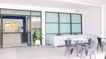 Desayuno con opciones de la cocina local incluido todos los días