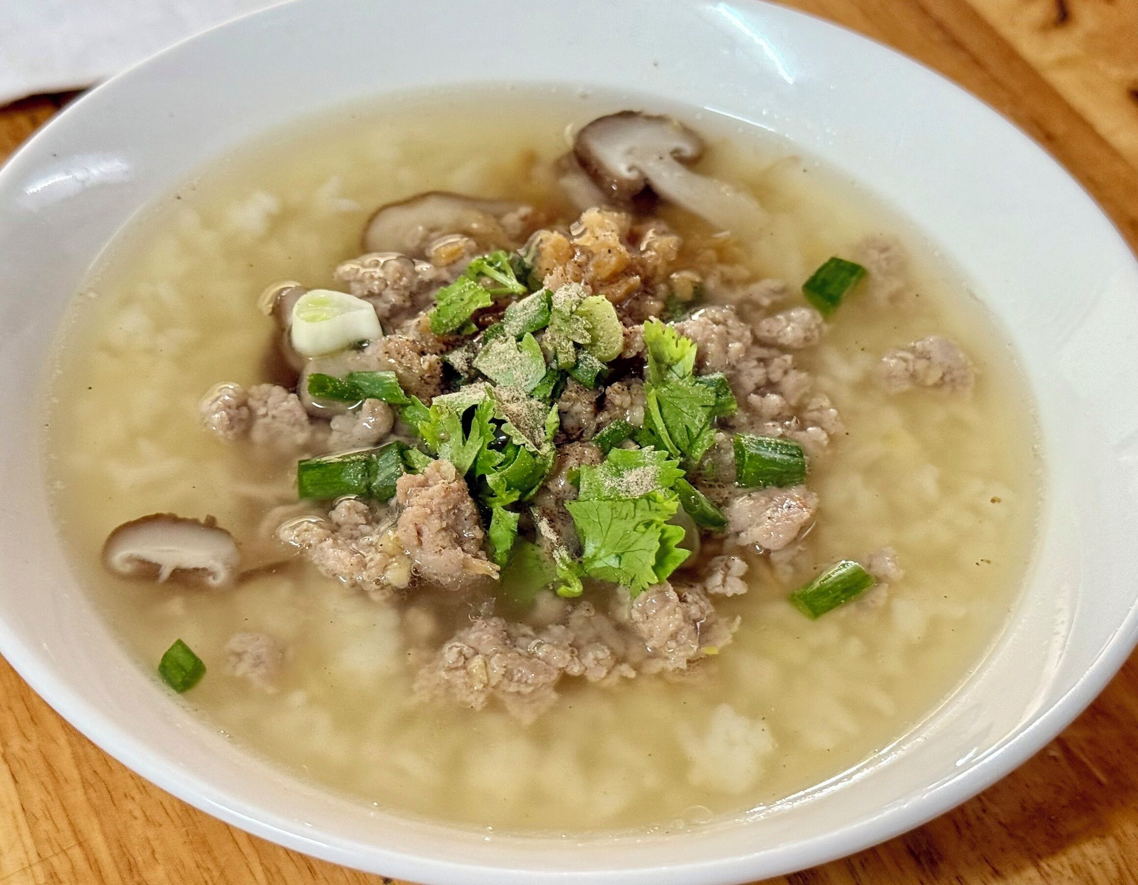 Un tazón de sopa con carne y verduras.