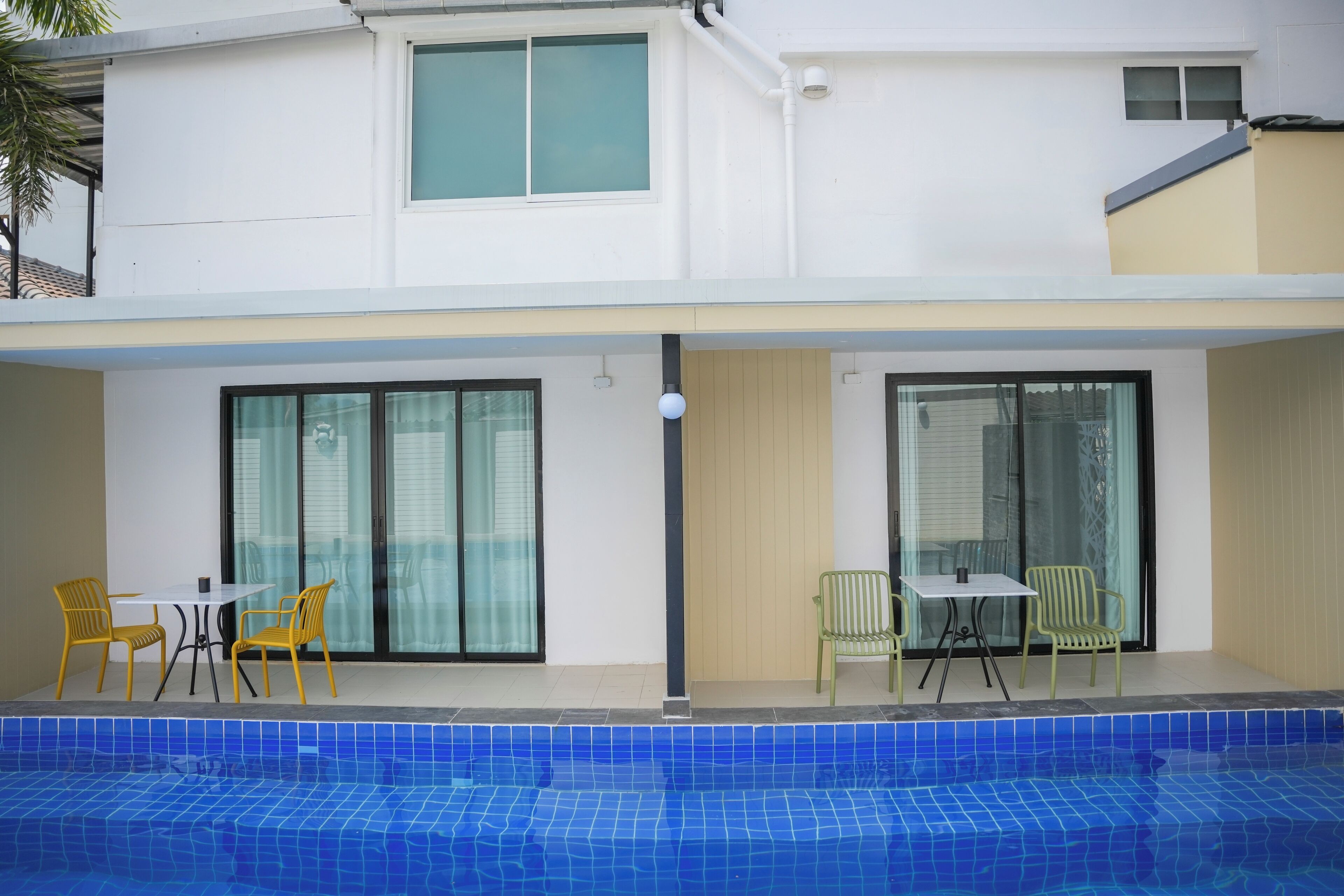 Kolam renang outdoor, dengan kursi berjemur