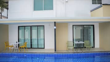 Kolam renang outdoor, dengan kursi berjemur