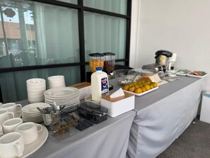 فطور من الأطباق المحلية مجانًا يوميًا