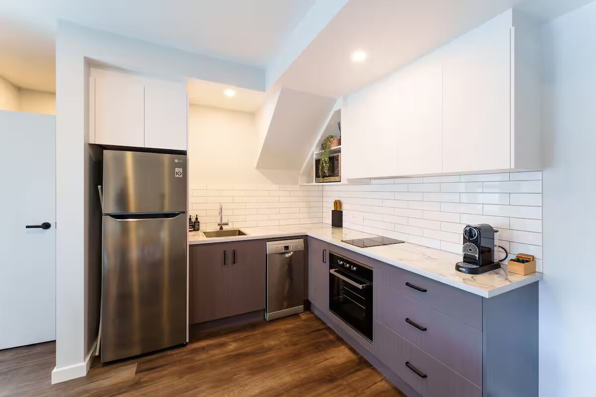 Four à micro-ondes, un four, surface de cuisson, lave-vaisselle