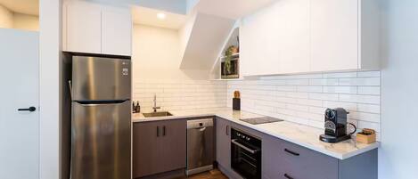 Four à micro-ondes, un four, surface de cuisson, lave-vaisselle