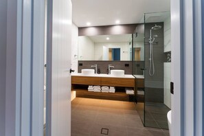 Douche, sèche-cheveux, serviettes fournies, savon