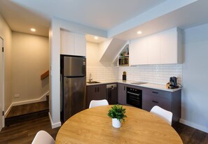 Microondas, horno, placa de cocina y lavavajillas