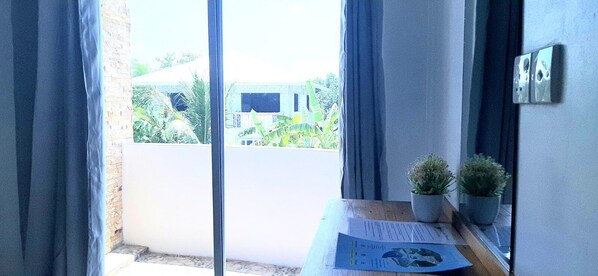 Kahden hengen deluxe-huone (kaksi sänkyä), parveke, näköala puutarhaan | Terassi/patio