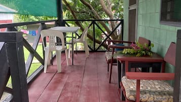 Habitación cuádruple Confort, vista al jardín | Escritorio, espacio para trabajar con laptop y ropa de cama