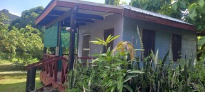 Comfort Quadruple Room, Garden View | Desk, laptop workspace, bed sheets - Outback Retreat Hotel Fiji (Ba)