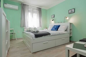 1 dormitori, planxa i posts de planxar, wifi i roba de llit 