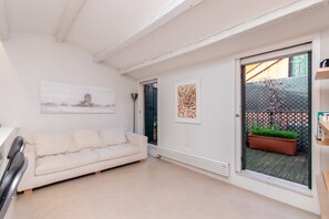 TV - GuestHost - St. Mark's Square Cozy Retreat with Terrace (Venezia)