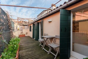 Outdoor dining - GuestHost - St. Mark's Square Cozy Retreat with Terrace (Venezia)