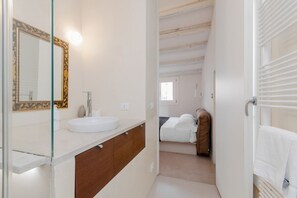 Shower, hair dryer, bidet, towels