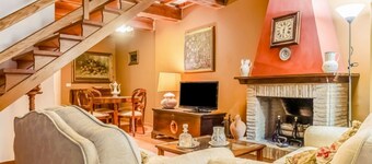 GuestHost - Romantic 95 sqm flat on two floors (NO lift), with two bedrooms which can accommodate up to 4 people.The apartment is located in the centre (Restricted Traffic Area) in the heart of the historic centre of Urbino. The accommodation enjoys an e