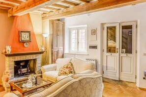 Living area - GuestHost - Romantic 95 sqm flat on two floors (NO lift), with two bedrooms which can accommodate up to 4 people.The apartment is located in the centre (Restricted Traffic Area) in the heart of the historic centre of Urbino. The accommodation enjoys an e (Urbino)