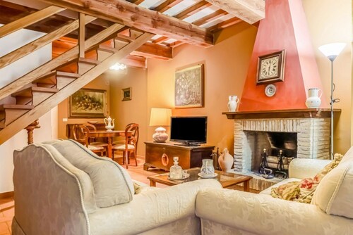 GuestHost - Romantic 95 sqm flat on two floors (NO lift), with two bedrooms which can accommodate up to 4 people.The apartment is located in the centre (Restricted Traffic Area) in the heart of the historic centre of Urbino. The accommodation enjoys an e