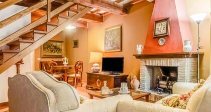GuestHost - Romantic 95 sqm flat on two floors (NO lift), with two bedrooms which can accommodate up to 4 people.The apartment is located in the centre (Restricted Traffic Area) in the heart of the historic centre of Urbino. The accommodation enjoys an e
