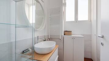Doccia, asciugacapelli, bidet, asciugamani
