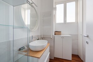 Douche, séchoir à cheveux, bidet, serviettes fournies