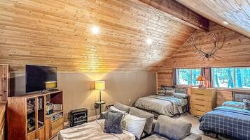 Desk, travel cot, free WiFi, bed sheets