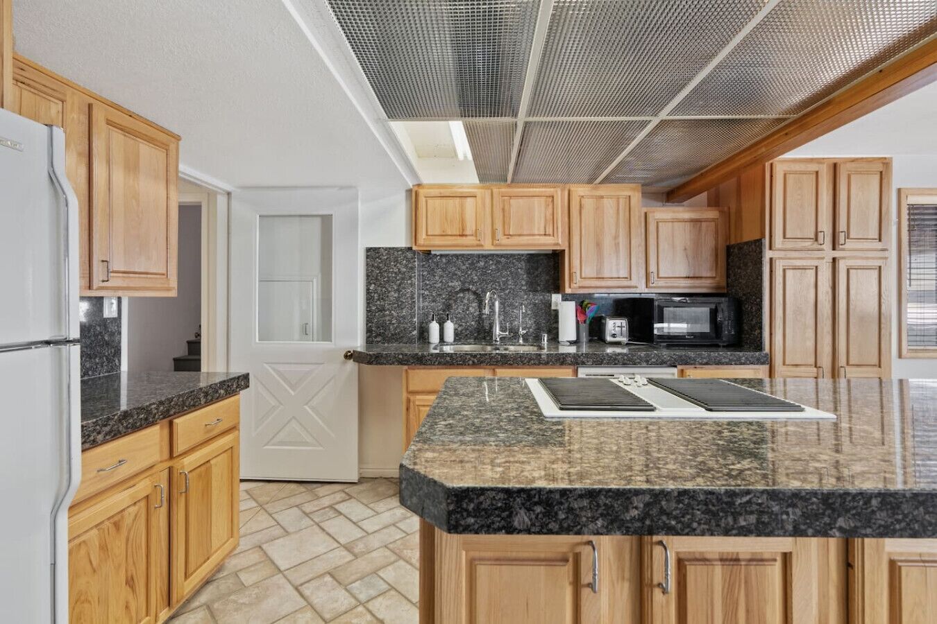 Jääkaappi, mikroaaltouuni, uuni, liesi