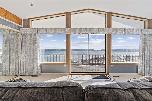 Sleeps 50, Amazing Views, Hot Tub, Sauna & More!