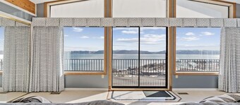 Sleeps 50, Amazing Views, Hot Tub, Sauna & More!