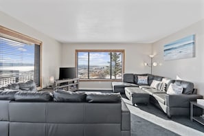 Smart-TV, Videospiele, Tischfußball, Tischtennisplatte