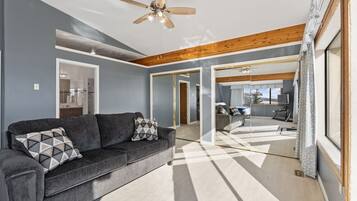 Een smart-tv, videogames, tafelvoetbal en een tafeltennistafel