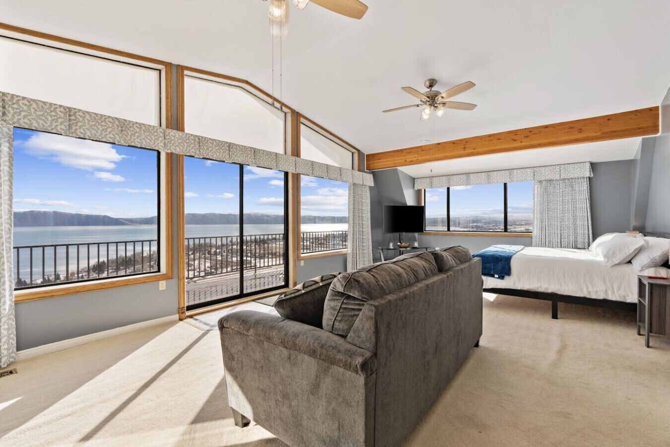 8 makuuhuonetta, työpöytä, silitysrauta/-lauta, vauvan matkasänky