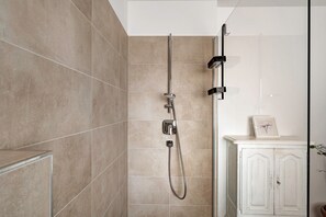 Dusche, Haartrockner, Handtücher