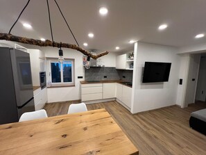 Réfrigérateur, four à micro-ondes, un four, surface de cuisson