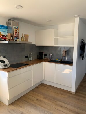 Jääkaappi, mikroaaltouuni, uuni, liesi