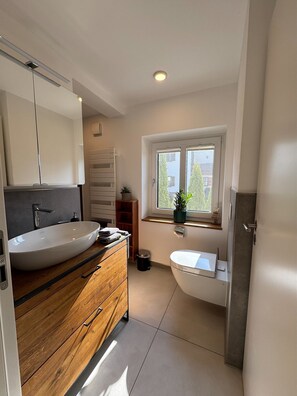 Shower, hair dryer, towels - Apartment 'Am Biohof' with Private Terrace and Wi-Fi (Mengkofen)