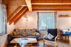 TV - Holiday Apartment 'Berghofblick' with Shared Garden, Balcony and Wi-Fi (Titisee-Neustadt)