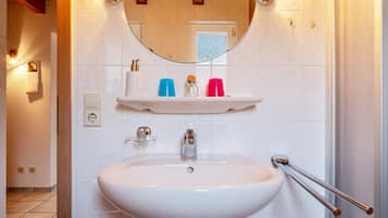 Dusche, Haartrockner, HandtĂŒcher