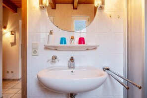 Een douche, een haardroger, handdoeken