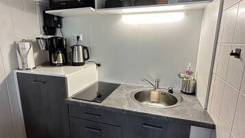 Fridge, oven, stovetop, coffee/tea maker