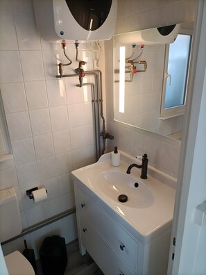 Chuveiro, produtos de toalete grátis, secador de cabelo 