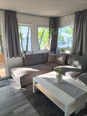 TV - Surf Bungalow in Prime Location with Sea View, Private Terrace, and Wi-Fi (Am salzhaff)