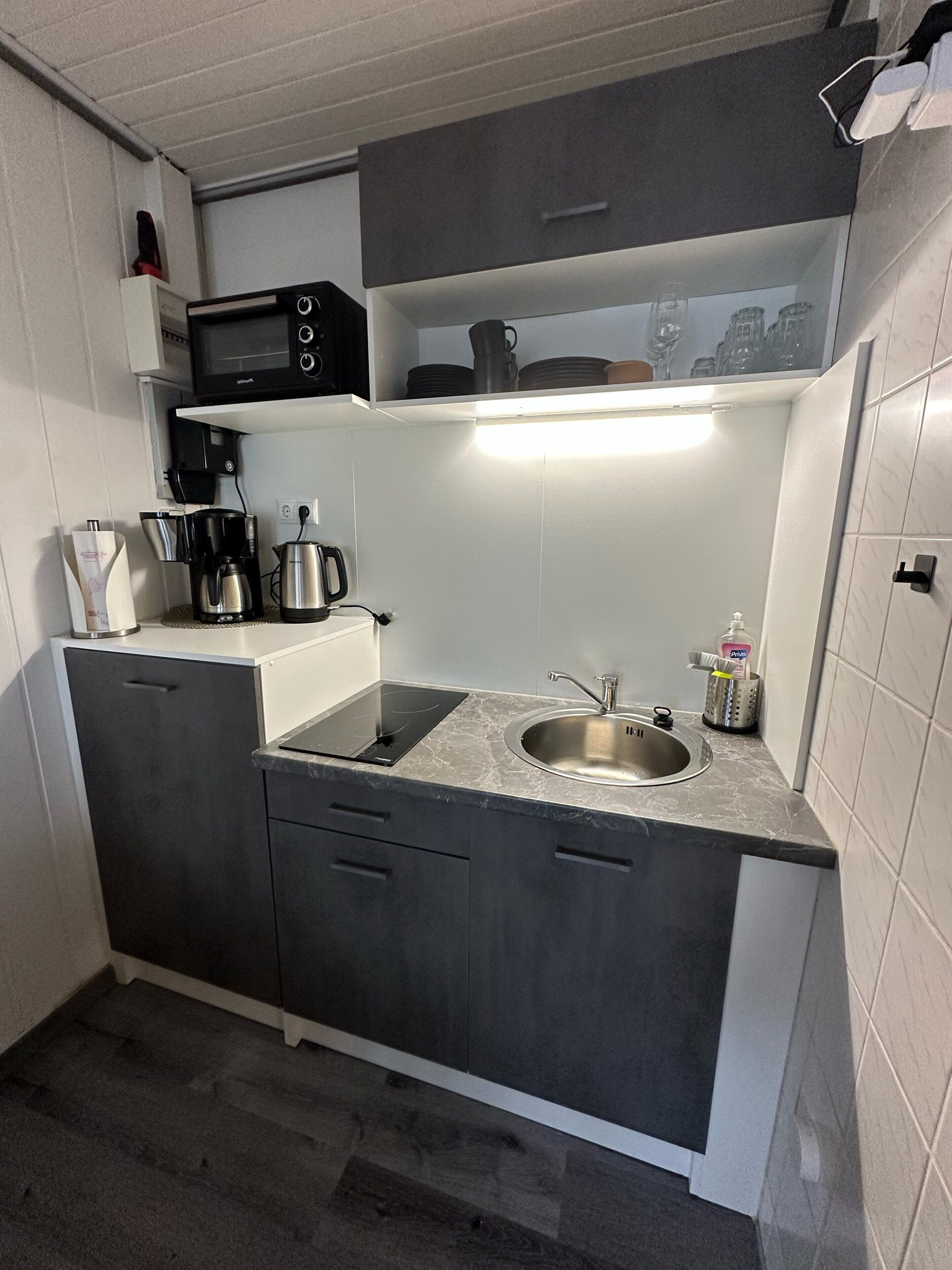 Køleskab, ovn, kogeplade, kaffe-/temaskine