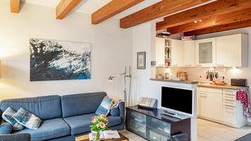 Fernseher, Kamin, DVD-Player, Stereoanlage