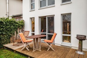 Outdoor dining - Holiday Home 'Mit Sauna Und Kamin' with Shared Terrace and Private Garden (Bad Doberan)