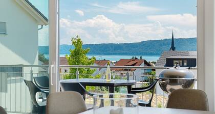 Aura Upper Floor Holiday Home with Lake View, Alpine Panorama, Balconies, Garden & Wi-Fi