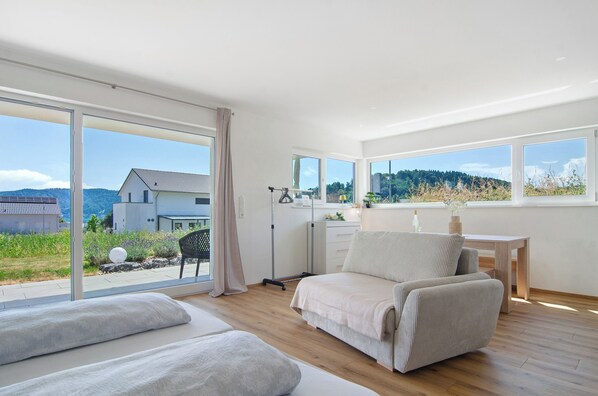 1 bedroom, free WiFi, bed sheets - Apartment 'Aura Untergeschoss' with Private Terrace, Private Garden and Wi-Fi (Bodman-Ludwigshafen)