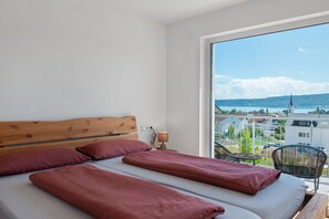 4 bedrooms, free WiFi, bed sheets - Aura Holiday Home with Lake View, Alpine Panorama, Terrace, Balconies, Garden & Wi-Fi (Bodman-Ludwigshafen)