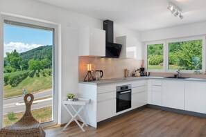 Frigorífico, horno, placa de cocina y lavavajillas