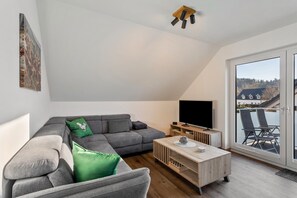 TV - Apartment 'Eierschale' with Mountain View, Balcony and Wi-Fi (Schmallenberg)
