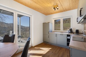 Frigorifero, forno, piano cottura, lavastoviglie