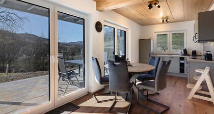 Ferienwohnung 'Bauernhof' mit Bergblick, privater Terrasse und Wi-Fi